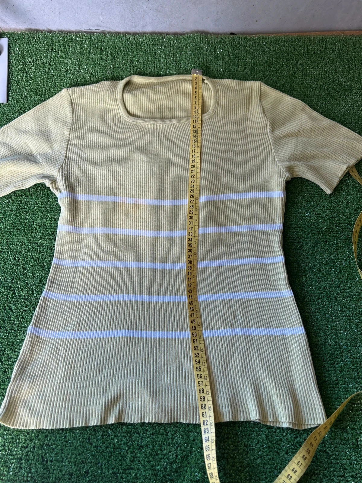 Camiseta verde manzana con rayas blancas – photo 5